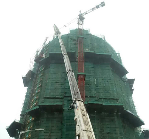 郧阳吊车在工地上作业